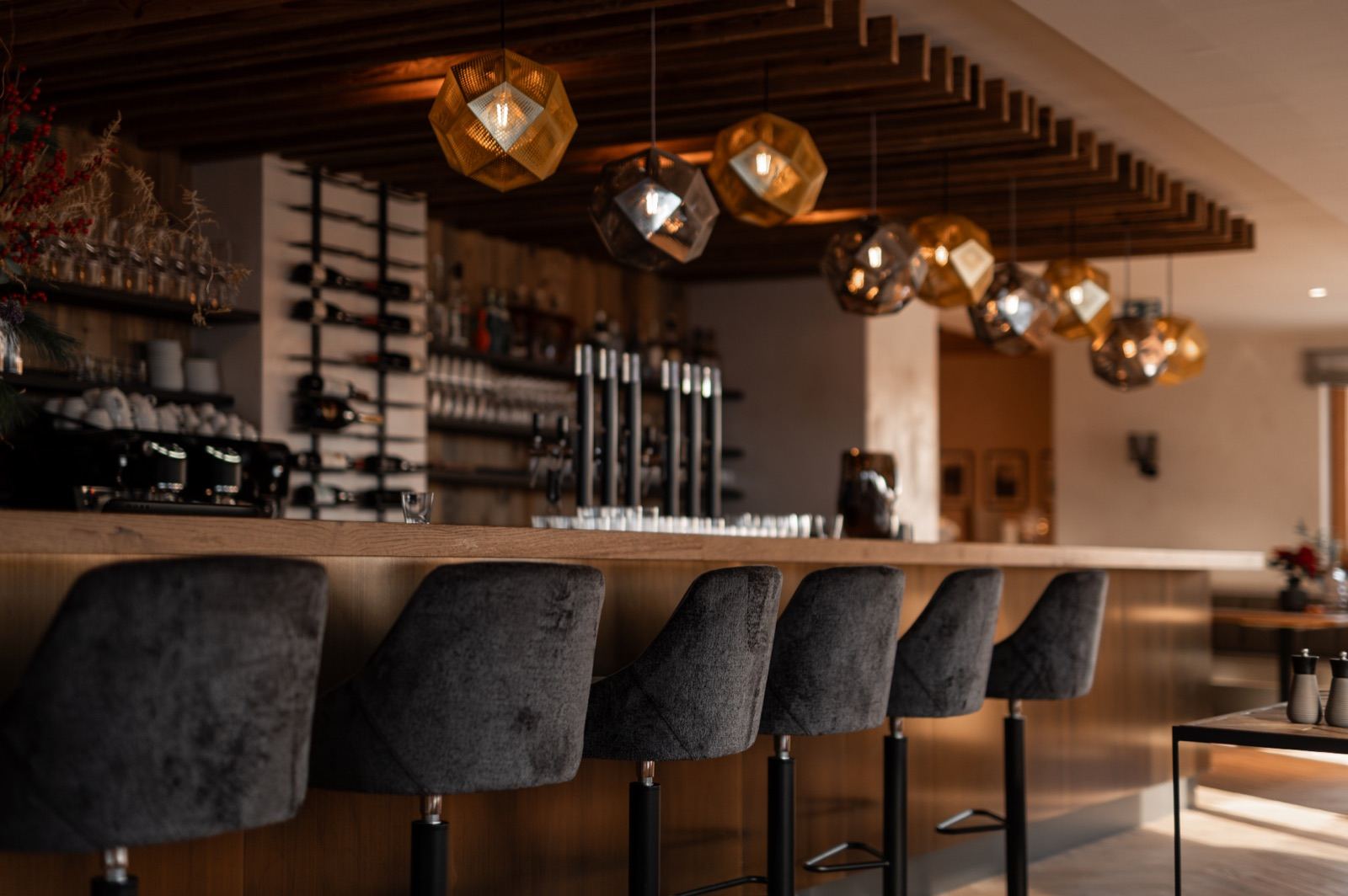 Balma Bar Innenraum mit Samtbarhockern