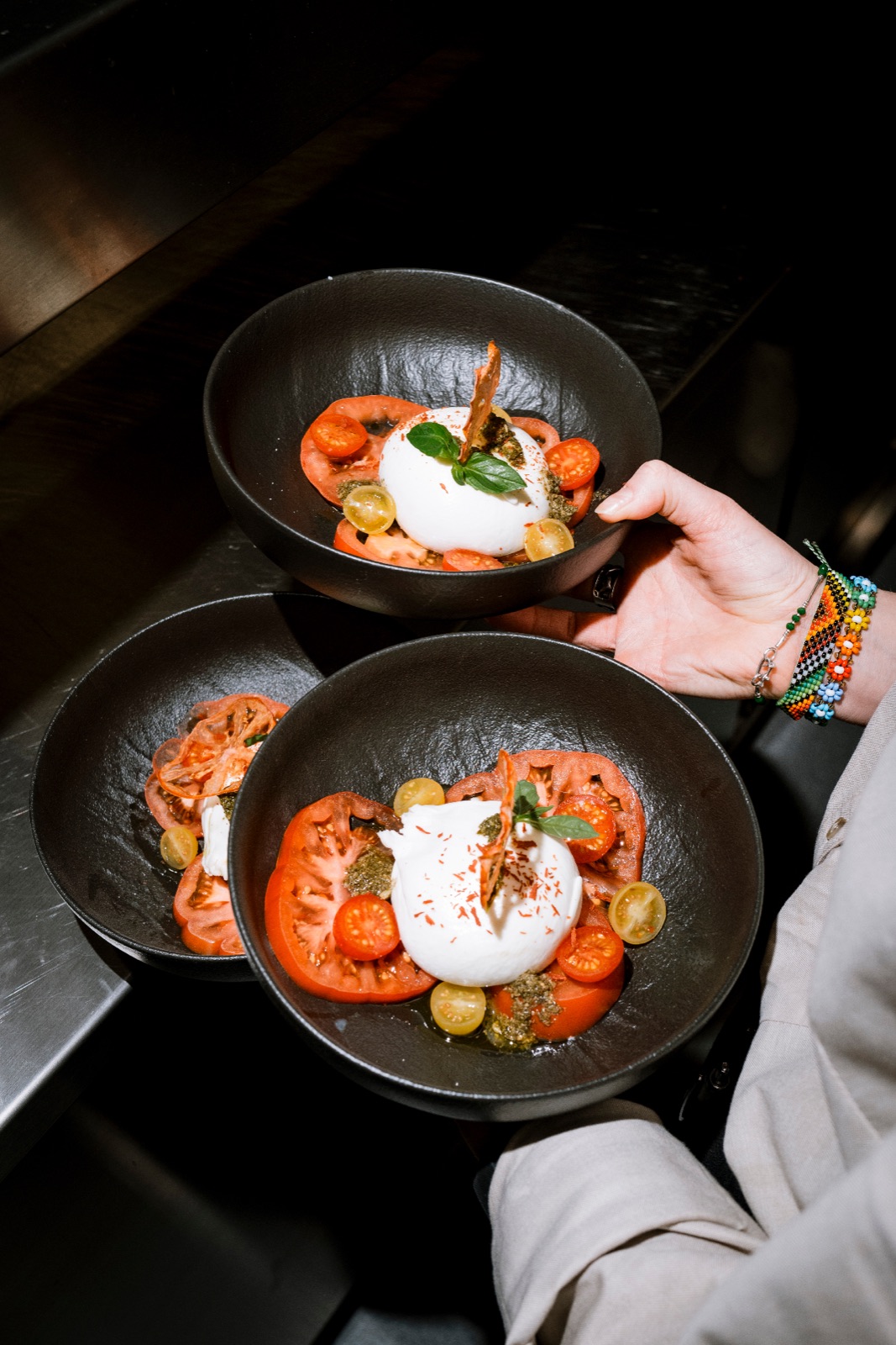 Burrata Caprese mit frischen Tomaten