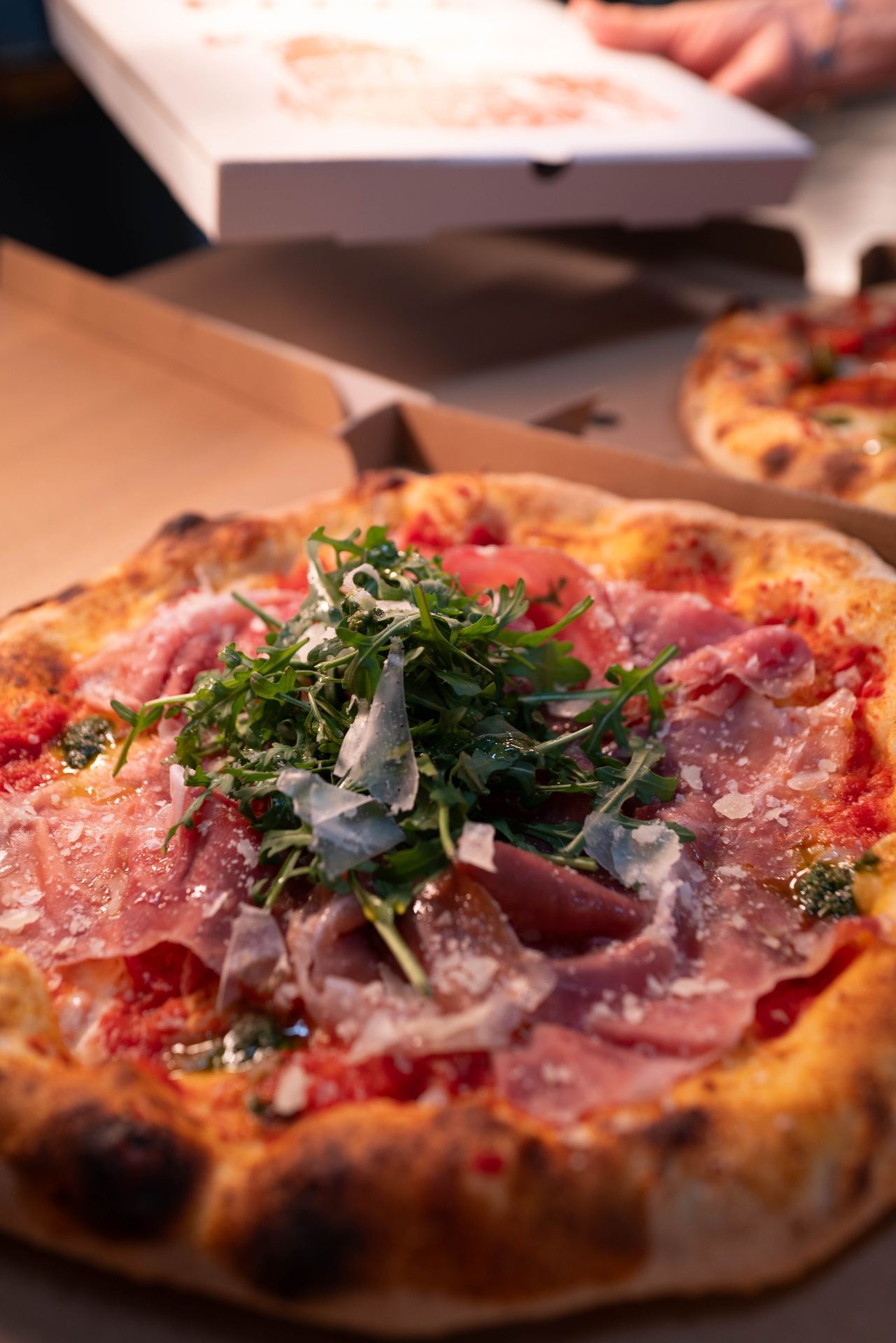 Parma Pizza mit Prosciutto und Rucola