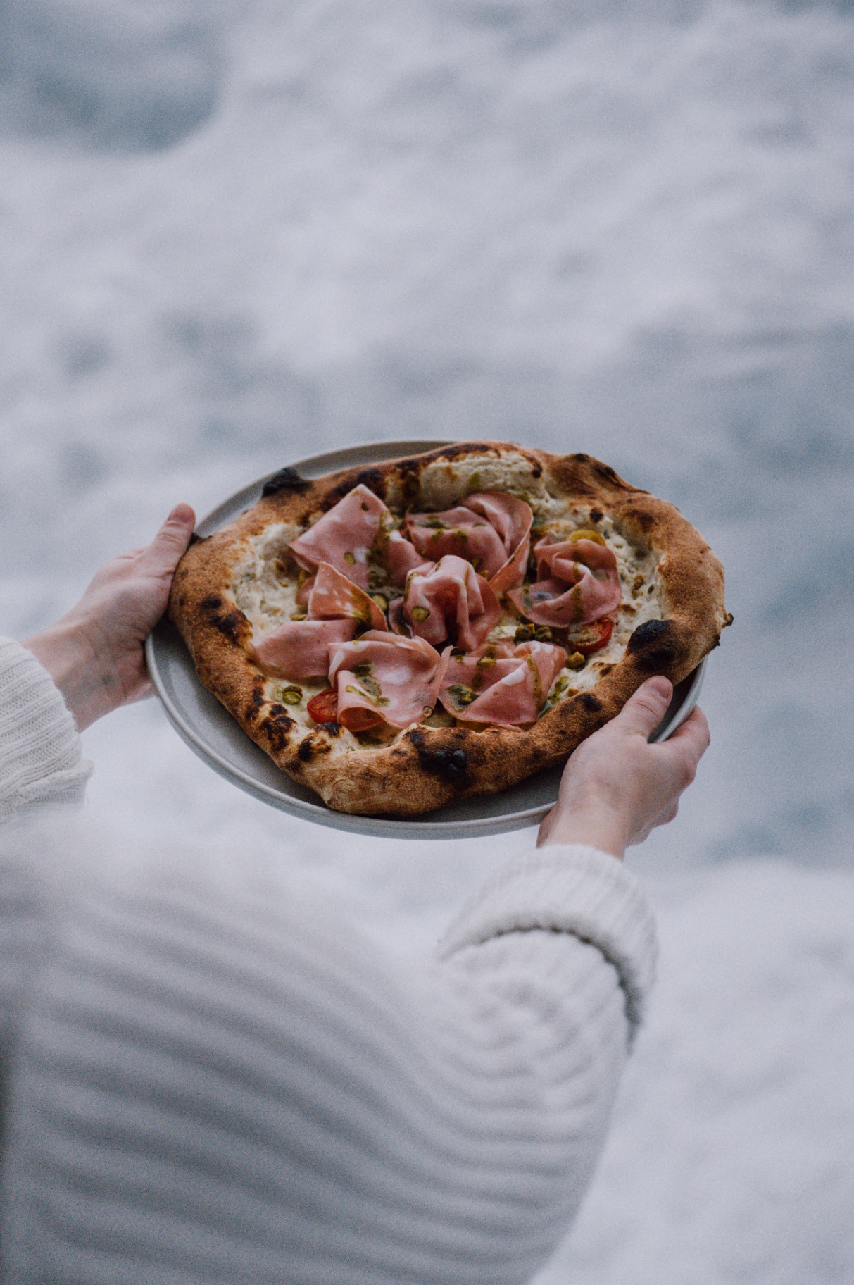 Pizza serviert im Winterpanorama