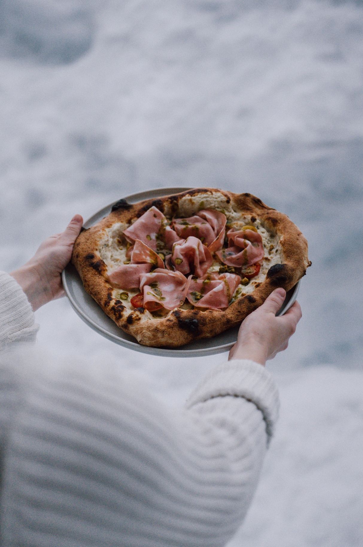 Pizza serviert im Winterpanorama