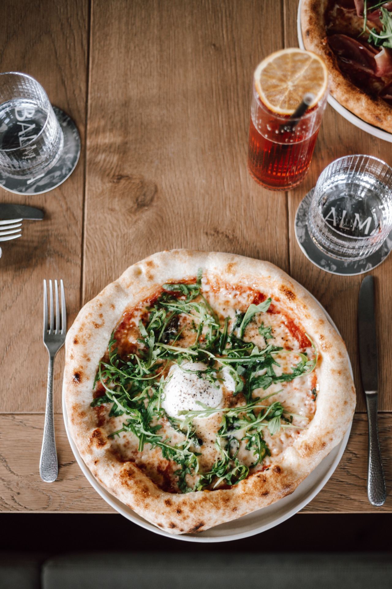 Neapolitanische Pizza auf Holztisch