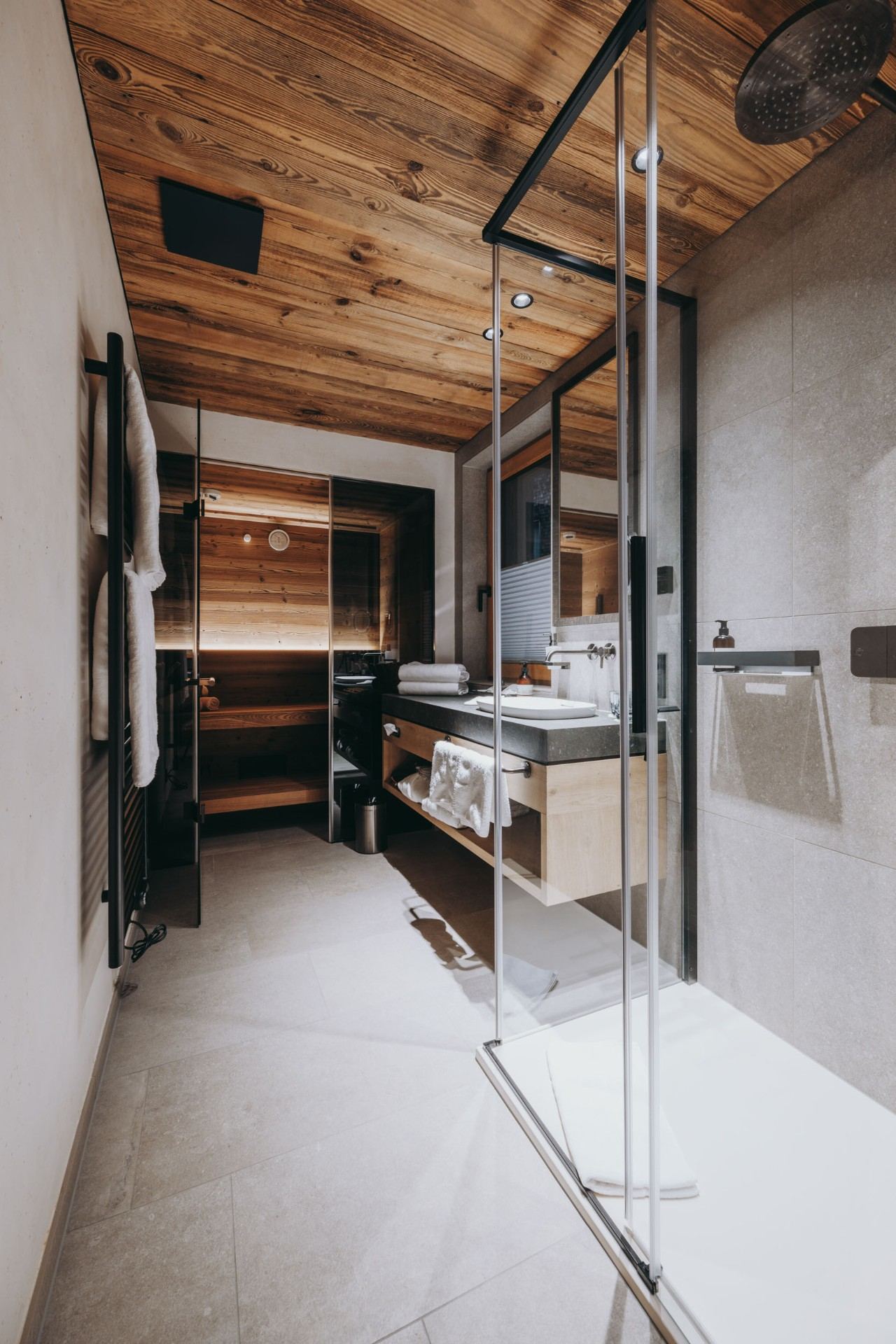 Sauna finlandais privé avec fenêtre panoramique dans Room N°1, Balma Boutique Hotel