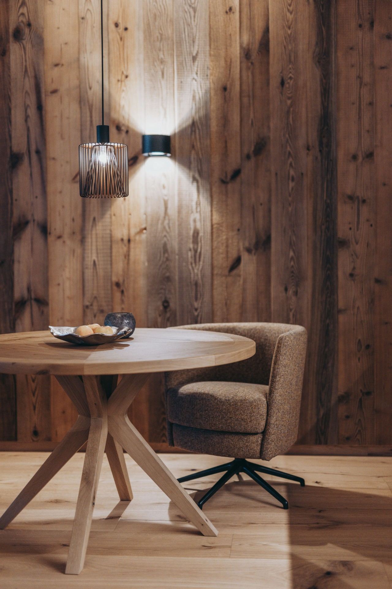 Essbereich mit Designer-Leuchte in Room N°2