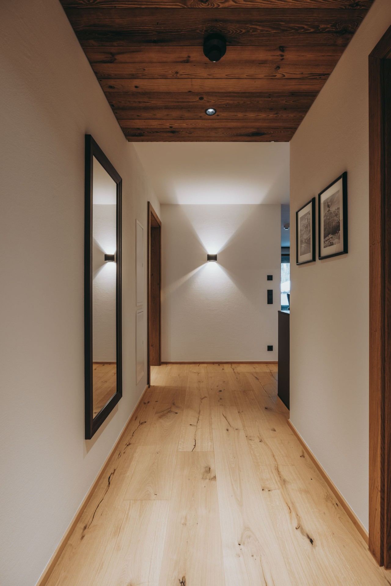 Eingangsbereich mit Altholz-Akzenten in Room N°2