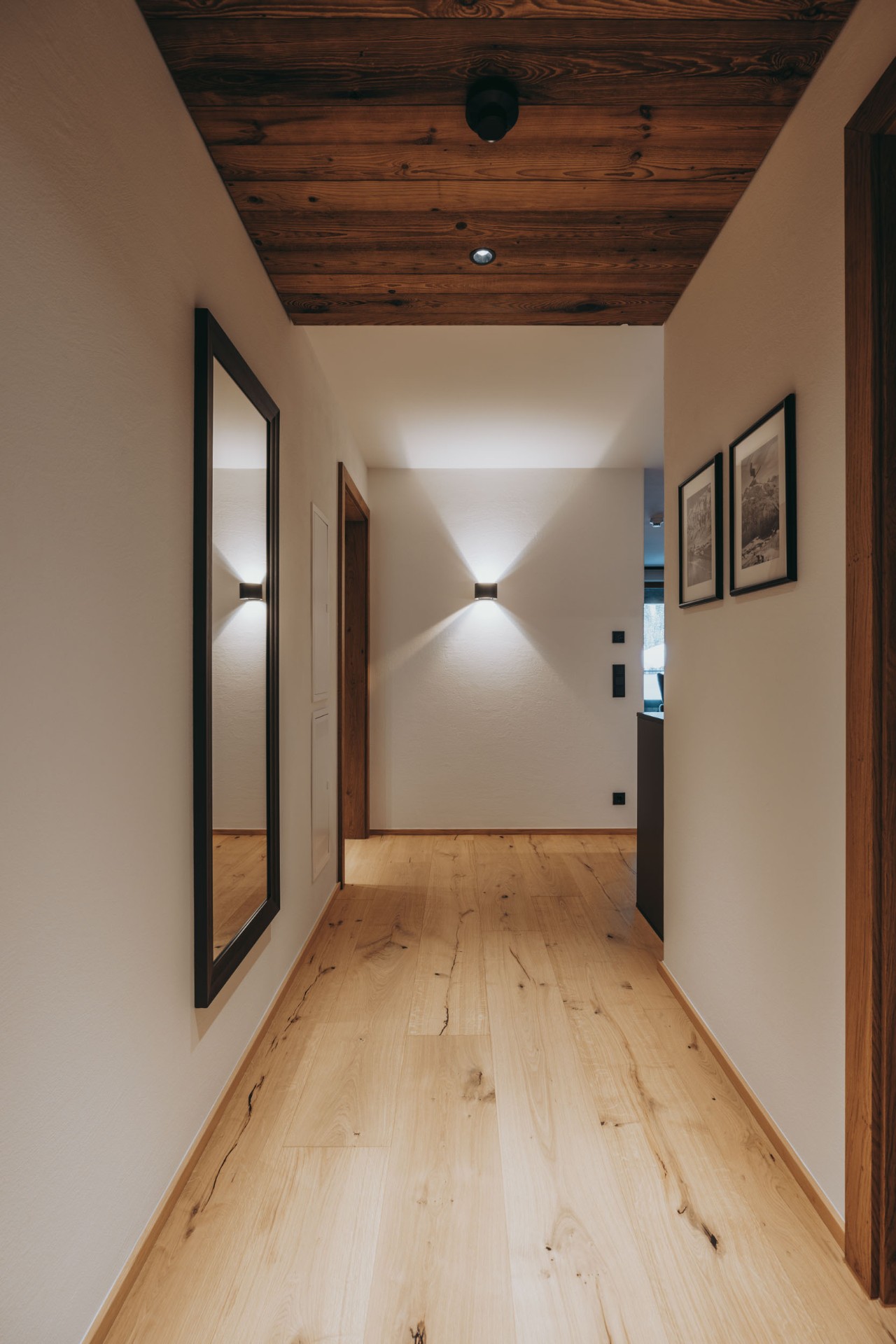 Eingangsbereich mit Altholz-Akzenten in Room N°2