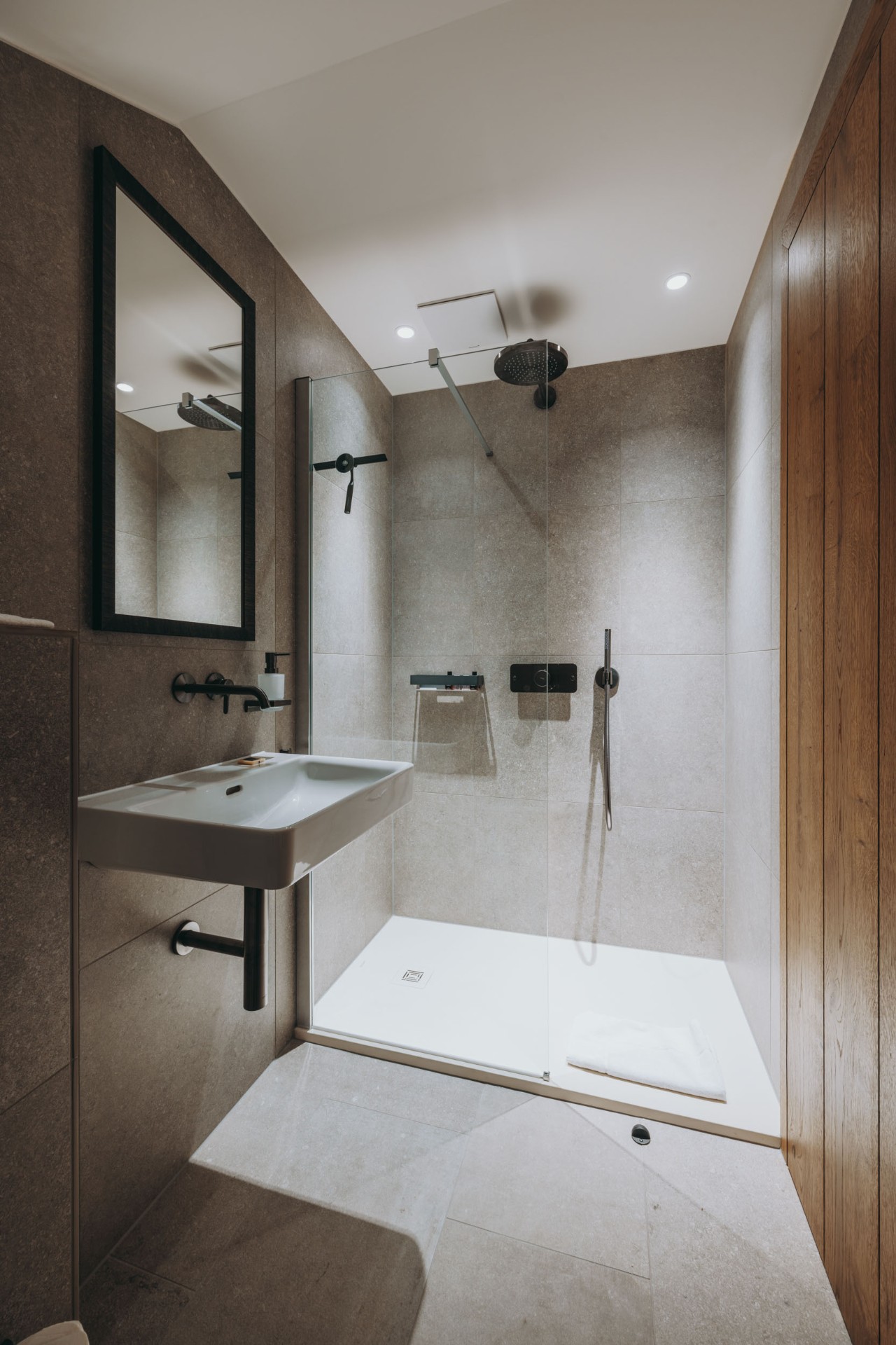 Salle de bain moderne dans Room N°3
