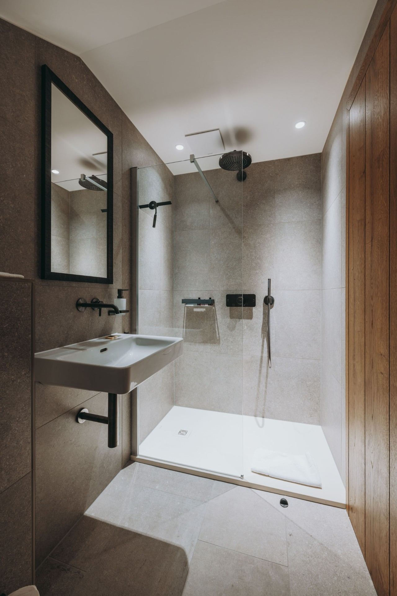 Salle de bain moderne dans Room N°3