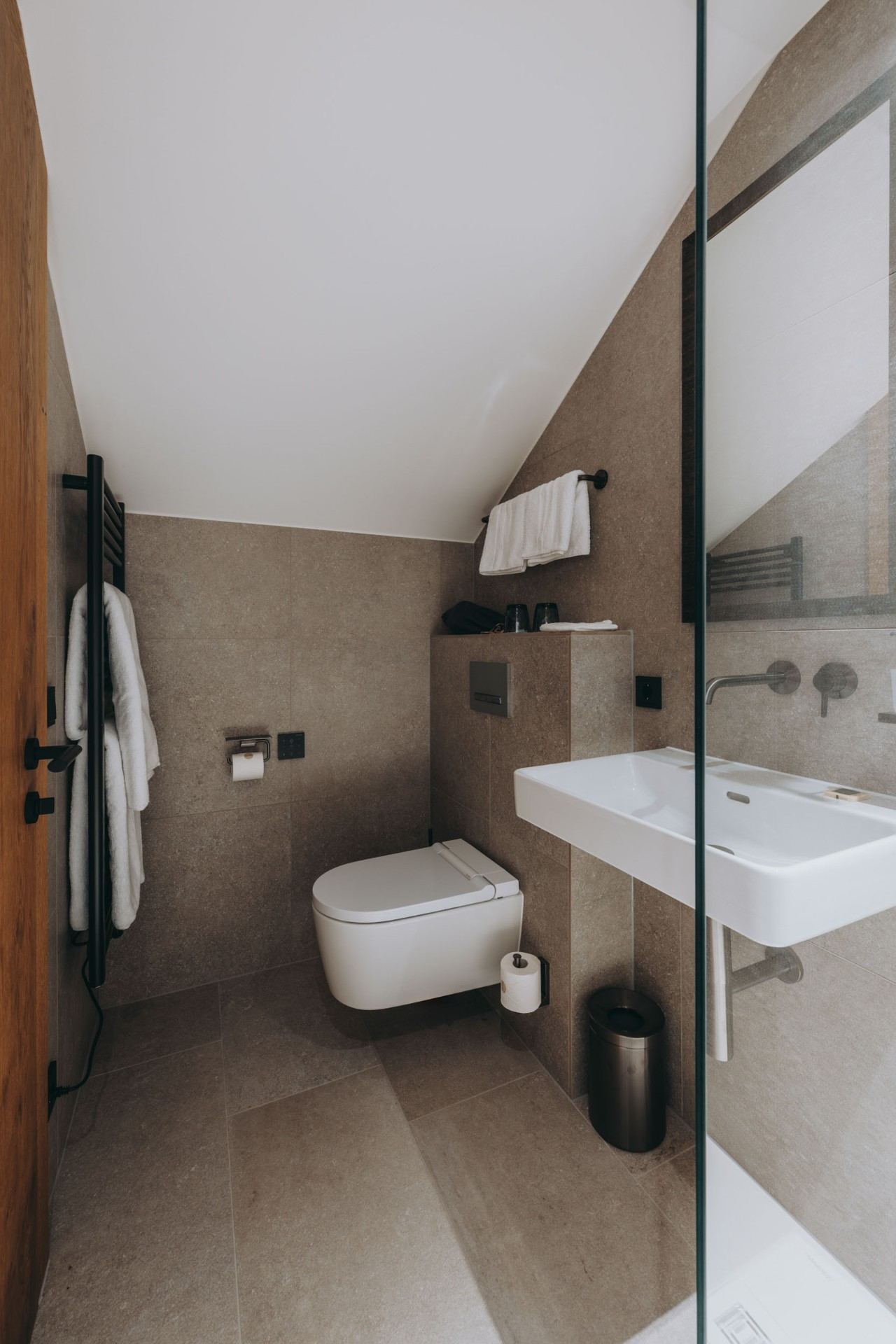 Salle de bain sous combles dans Room N°3