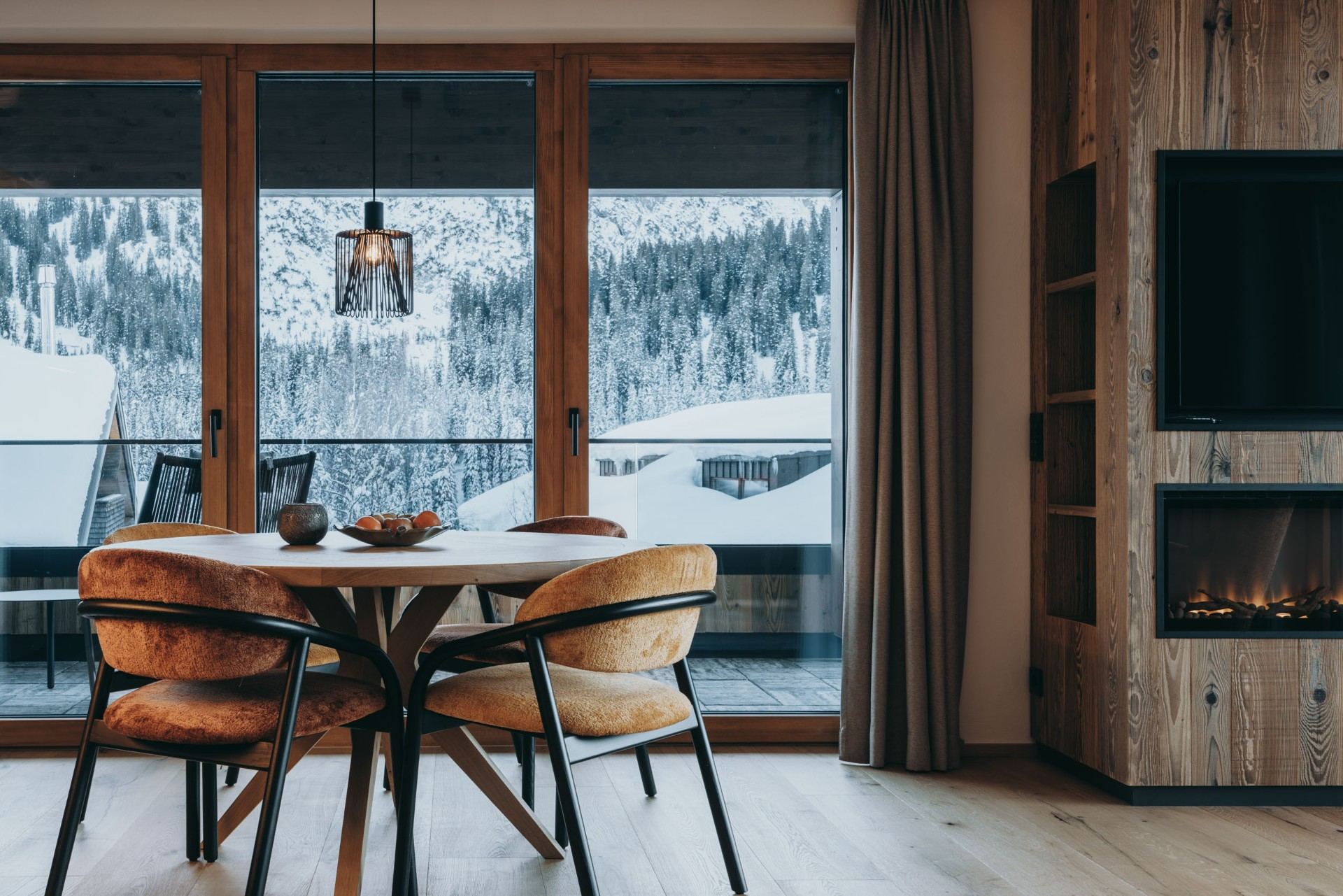 Coin repas avec fenêtre panoramique dans Room N°3