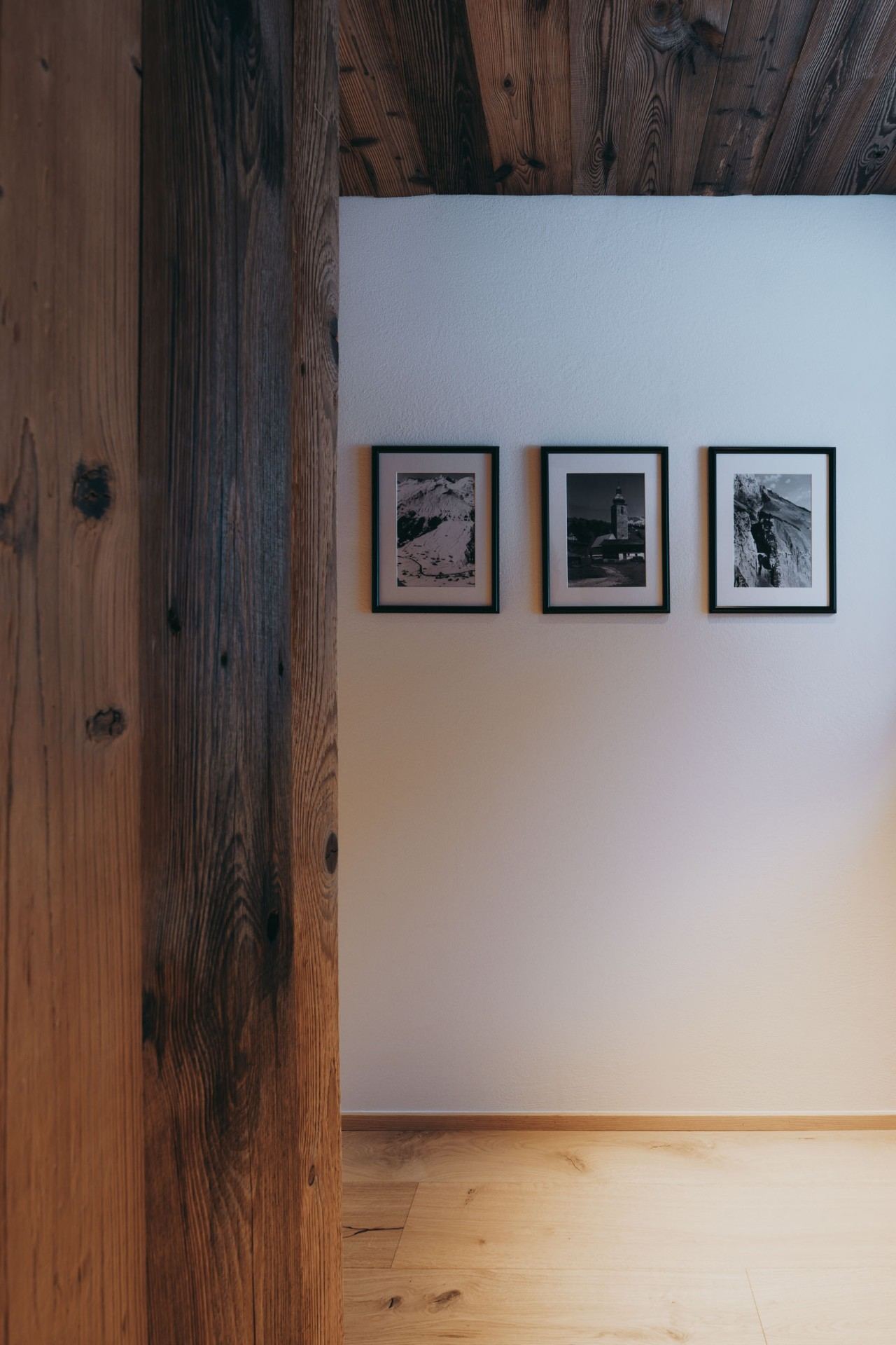 Photographies alpines au mur dans Room N°3