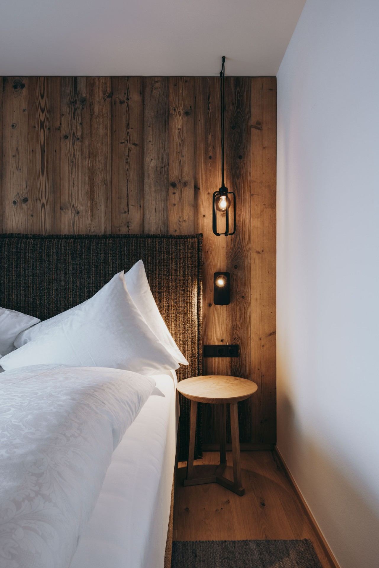 Chambre avec mur en bois dans Room N°3