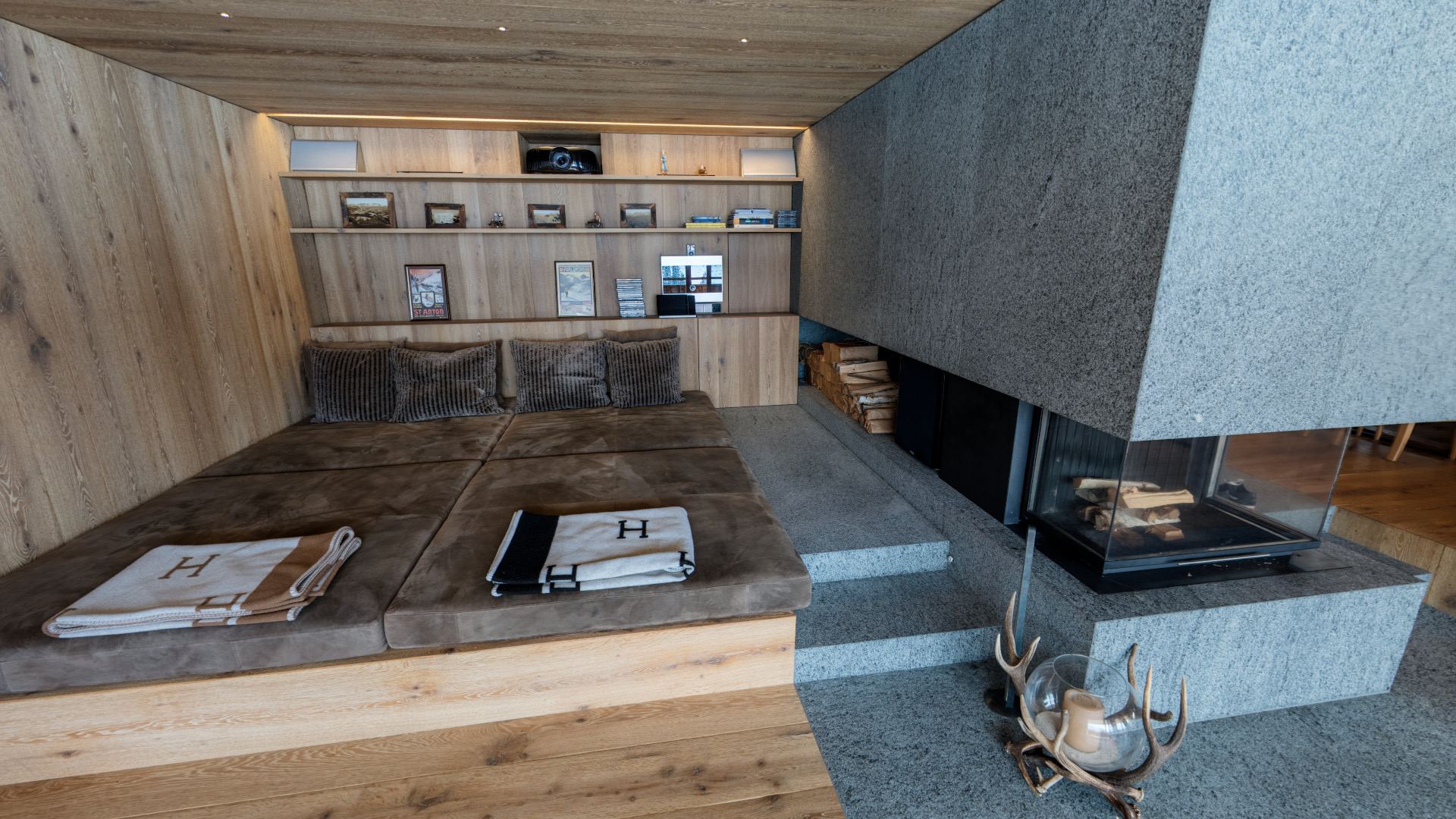 Lounge mit echtem Holzkamin
