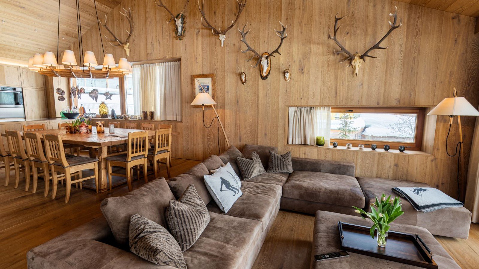 Sala de estar con galería de astas
